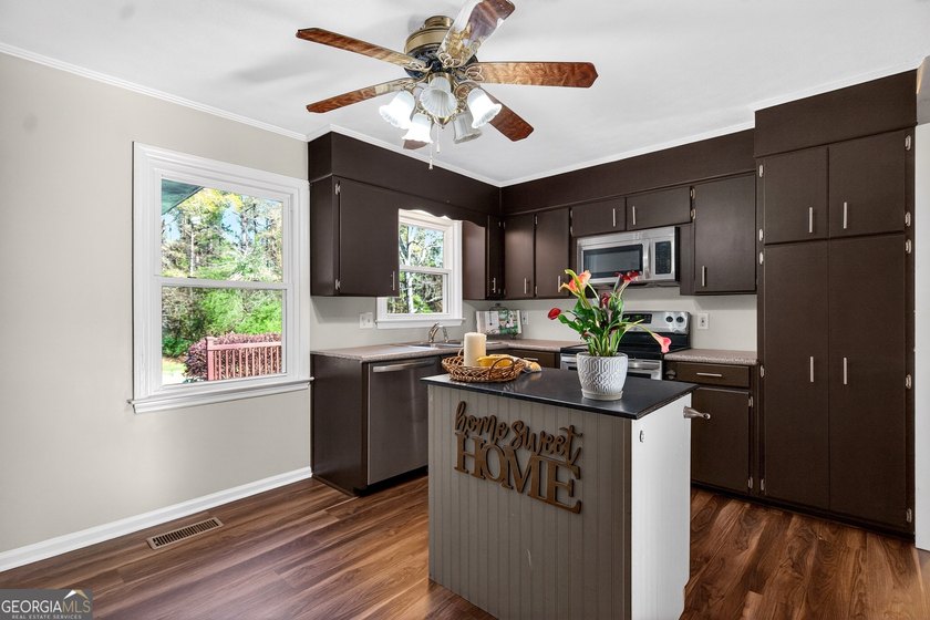Spacious living with incredible entertaining features in a - photo 20