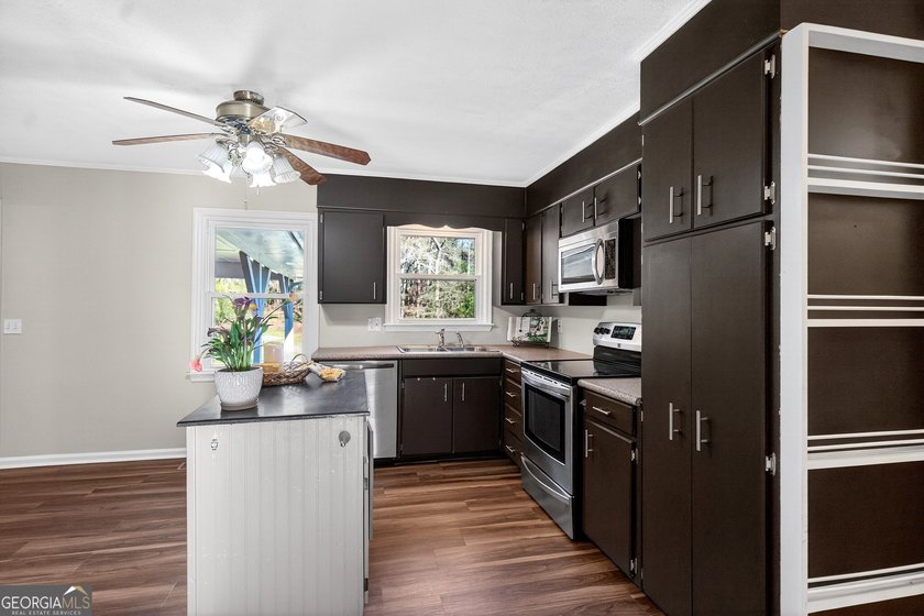 Spacious living with incredible entertaining features in a - photo 21