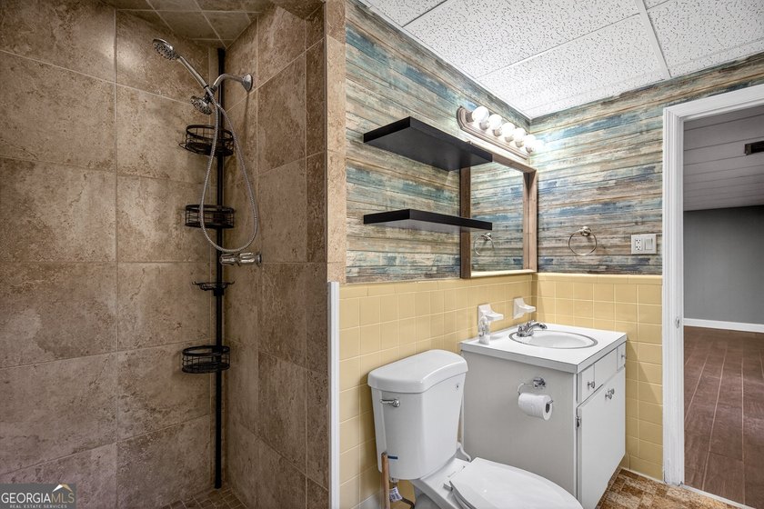 Spacious living with incredible entertaining features in a - photo 23