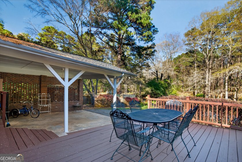 Spacious living with incredible entertaining features in a - photo 30