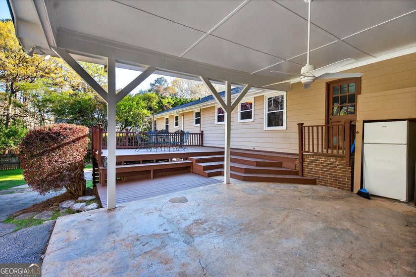 Spacious living with incredible entertaining features in a - photo 31