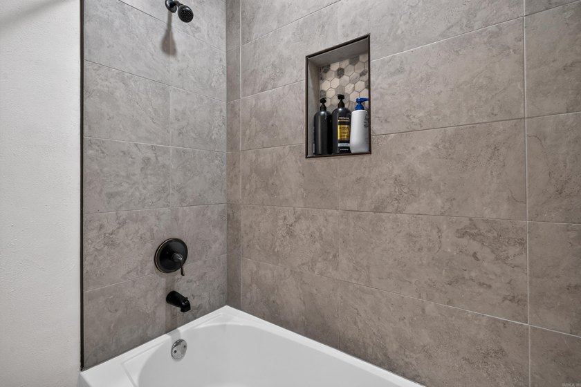 Welcome to effortless lake living at 200 Hamilton Oaks Drive - photo 20