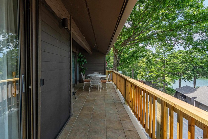 Welcome to effortless lake living at 200 Hamilton Oaks Drive - photo 24