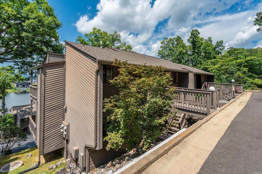 Welcome to effortless lake living at 200 Hamilton Oaks Drive - photo 26