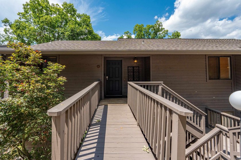 Welcome to effortless lake living at 200 Hamilton Oaks Drive - photo 27