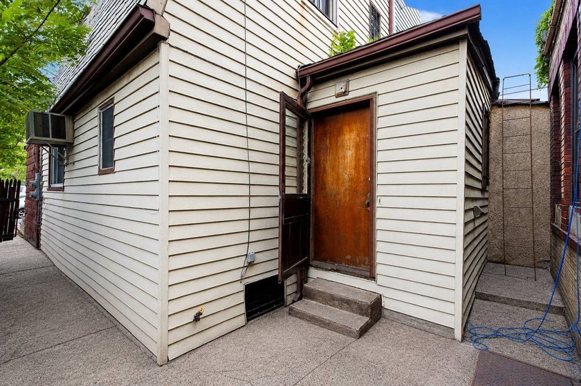 Attention investors and end users! This property offers 2 - photo 3