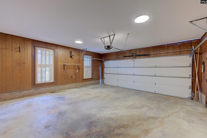 A private inground pool, spacious screened porch, and impressive - photo 27
