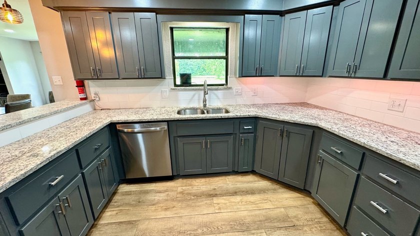Ultrahip, fully remodeled 4 bedroom, 2.5 bath home on 2 acres - photo 8