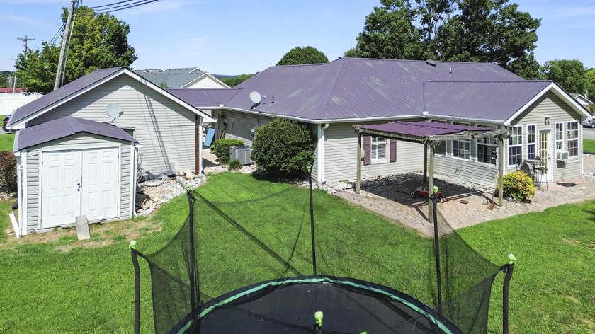 Beautifully updated 3-bedroom, 2-bath home with a spacious bonus - photo 37