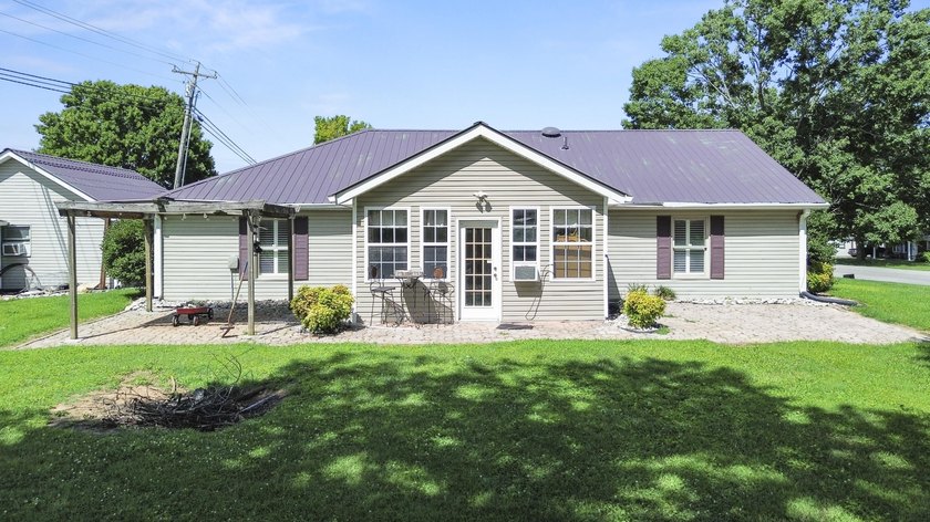 Beautifully updated 3-bedroom, 2-bath home with a spacious bonus - photo 38
