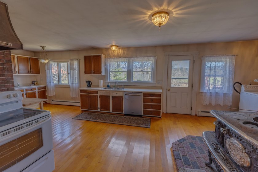 The Circle House - Plymouth, NH! Historic 1850s brick farmhouse - photo 10