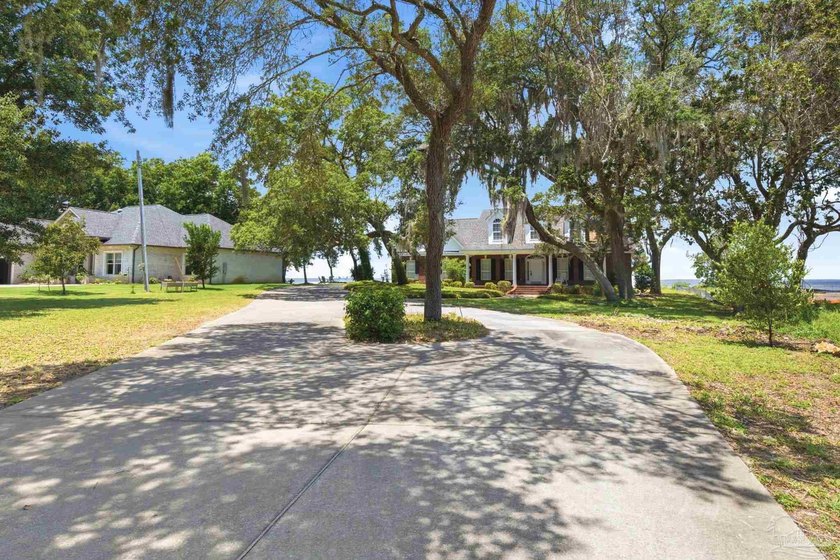Welcome to this charming colonial-style, bay-front estate - - photo 6