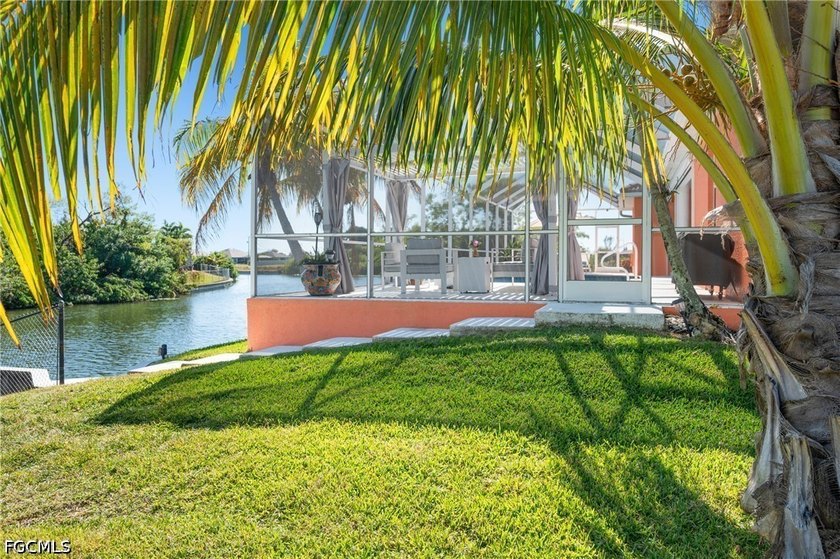 Luxury Waterfront Estate on a Rare Triple Lot - Fully Furnished - photo 11