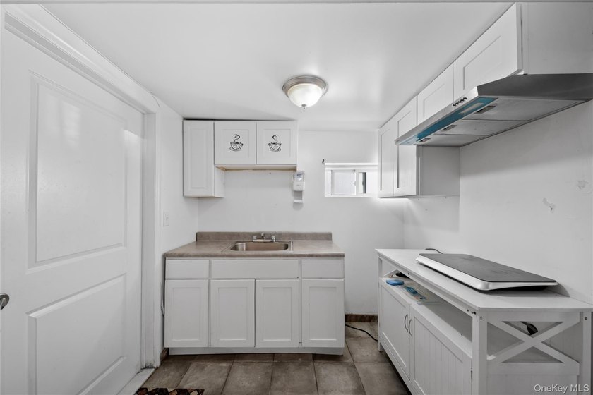 Spacious 2-Family Home on Double Lot - Central Air &amp; Separate - photo 4