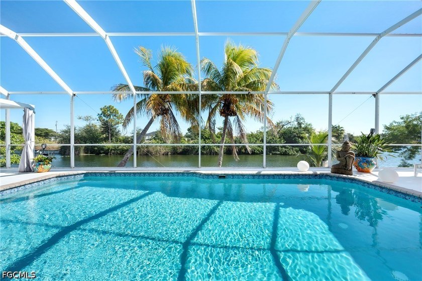 Luxury Waterfront Estate on a Rare Triple Lot - Fully Furnished - photo 15