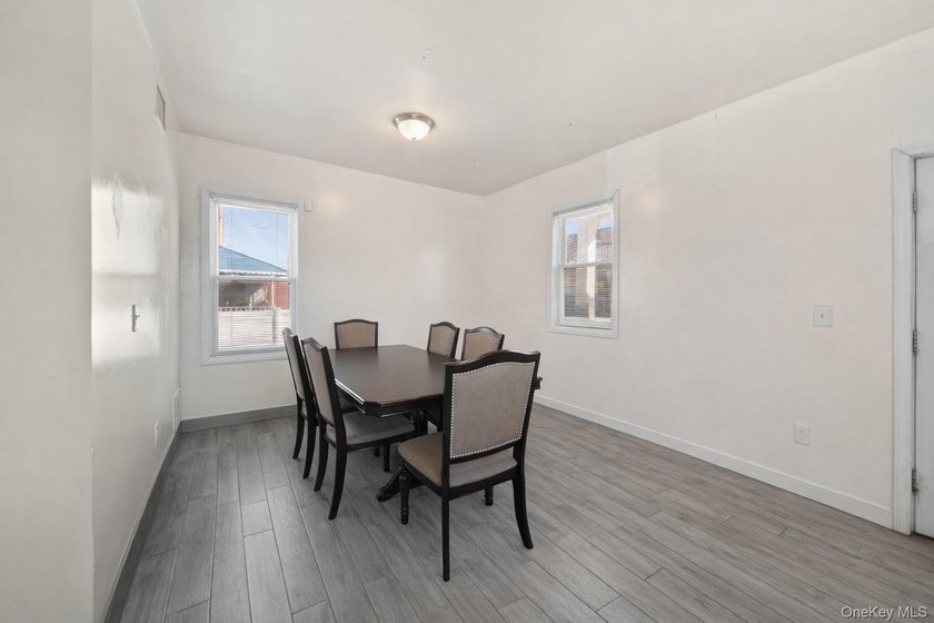 Spacious 2-Family Home on Double Lot - Central Air &amp; Separate - photo 5