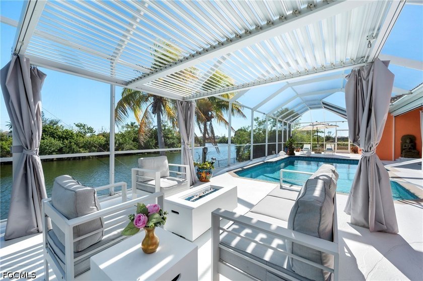 Luxury Waterfront Estate on a Rare Triple Lot - Fully Furnished - photo 17
