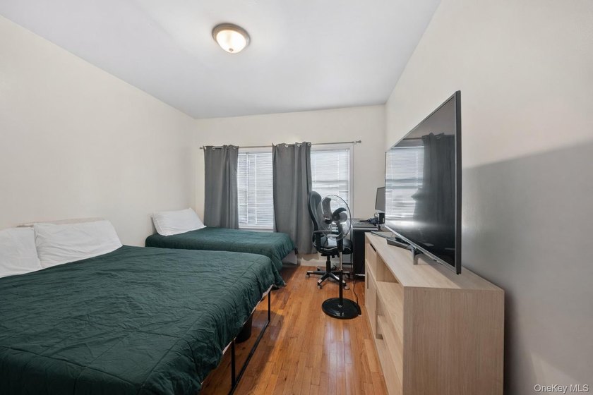 Spacious 2-Family Home on Double Lot - Central Air &amp; Separate - photo 7