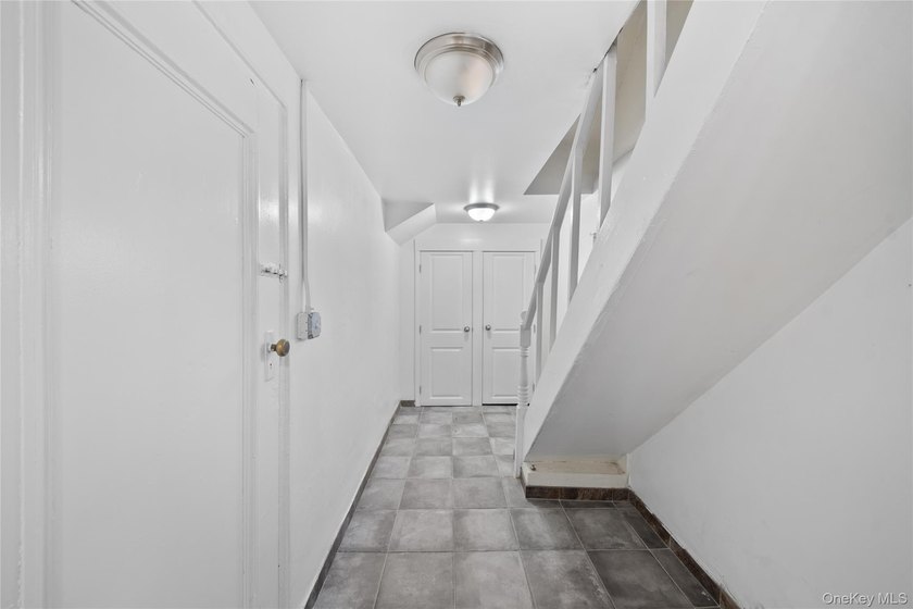 Spacious 2-Family Home on Double Lot - Central Air &amp; Separate - photo 10