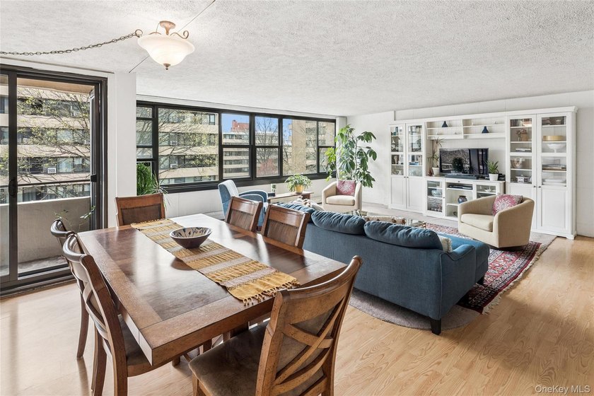 This bright and spacious 2-bedroom, 6th-floor corner apartment - photo 2