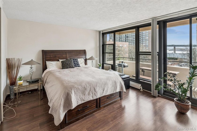 This bright and spacious 2-bedroom, 6th-floor corner apartment - photo 5