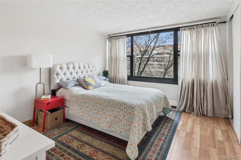 This bright and spacious 2-bedroom, 6th-floor corner apartment - photo 6