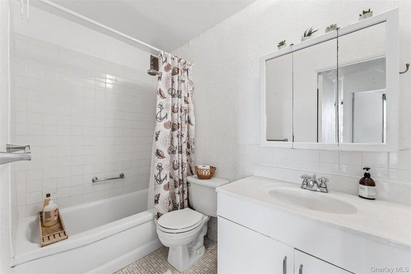 This bright and spacious 2-bedroom, 6th-floor corner apartment - photo 7