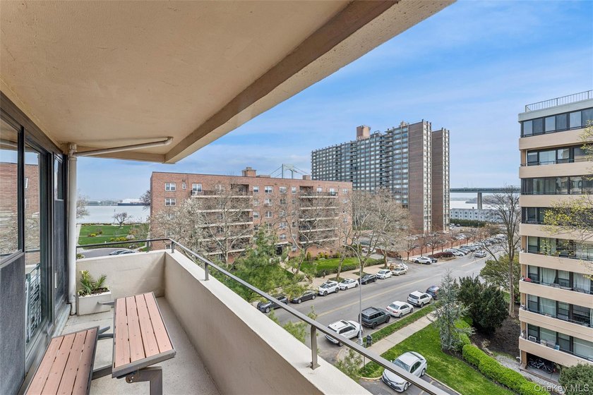 This bright and spacious 2-bedroom, 6th-floor corner apartment - photo 8