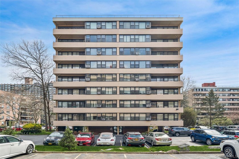 This bright and spacious 2-bedroom, 6th-floor corner apartment - photo 9