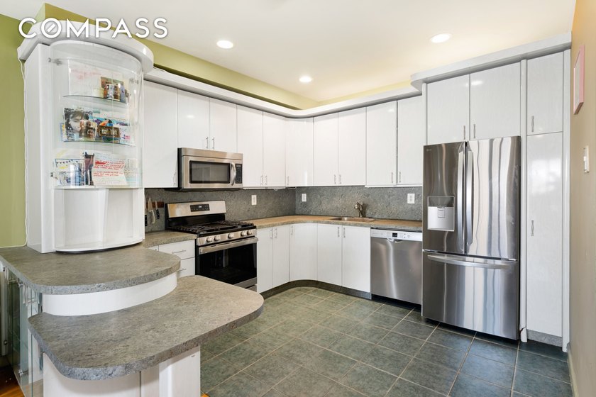 Welcome to this spacious 3 bedroom condo with a huge private - photo 3