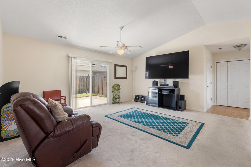 Enjoy easy coastal living in this one-level home on a cul-de-sac - photo 4