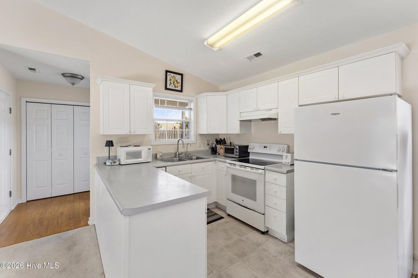 Enjoy easy coastal living in this one-level home on a cul-de-sac - photo 6