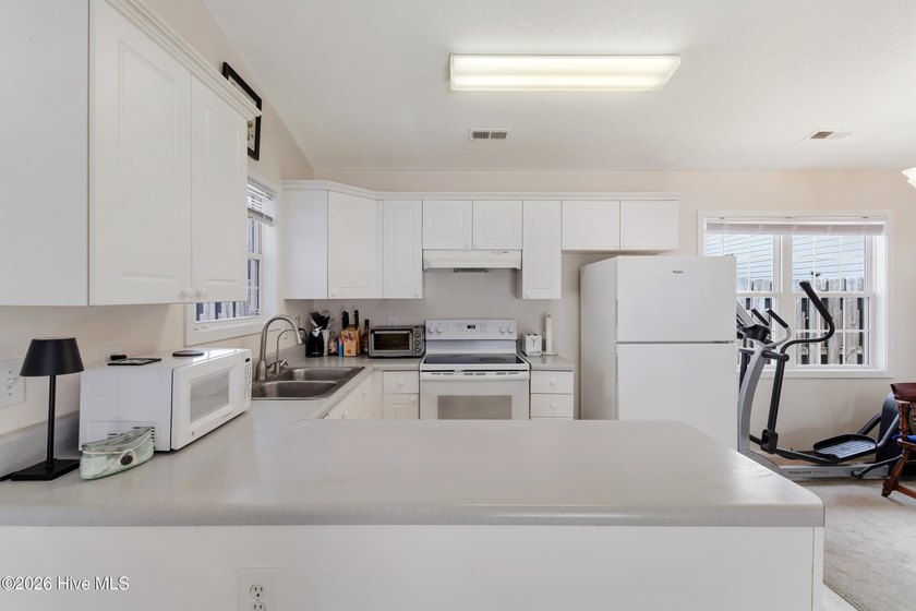 Enjoy easy coastal living in this one-level home on a cul-de-sac - photo 8