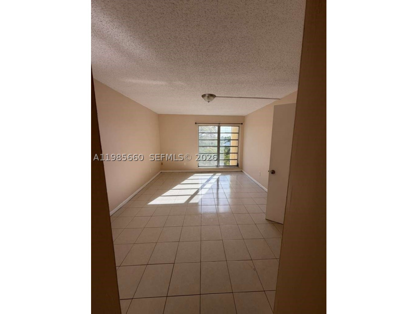 IDEAL FOR INVESTORS! Big apartment 1200 sqft. Currently occupied - photo 2