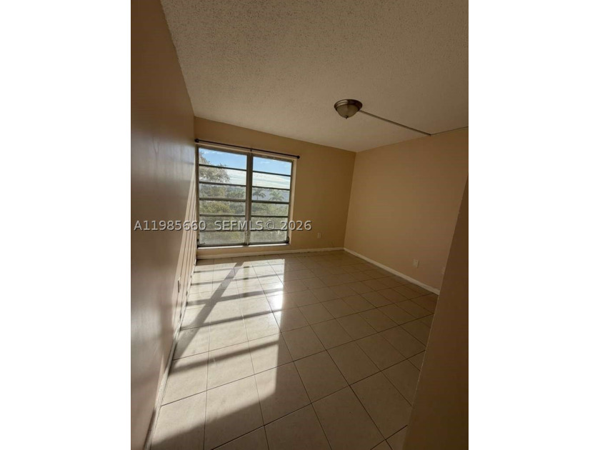 IDEAL FOR INVESTORS! Big apartment 1200 sqft. Currently occupied - photo 3