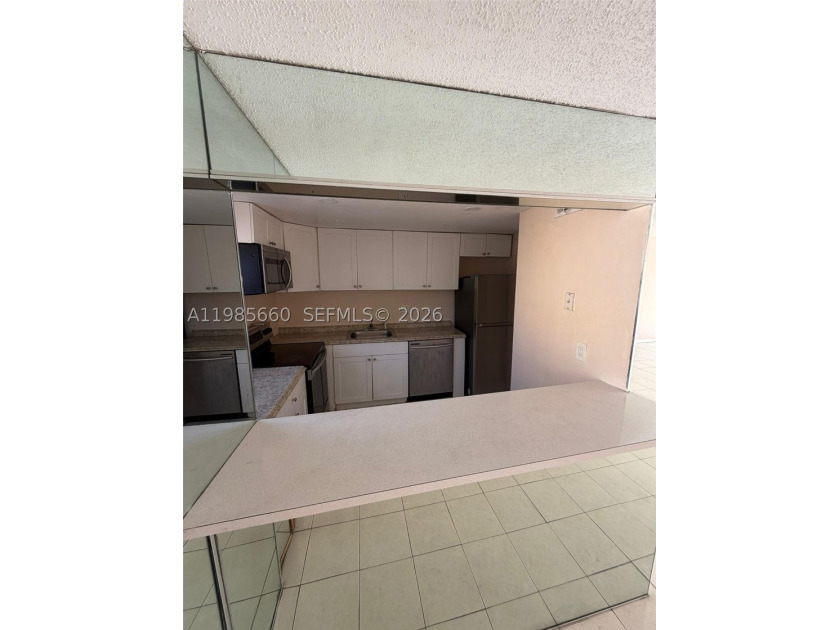 IDEAL FOR INVESTORS! Big apartment 1200 sqft. Currently occupied - photo 4