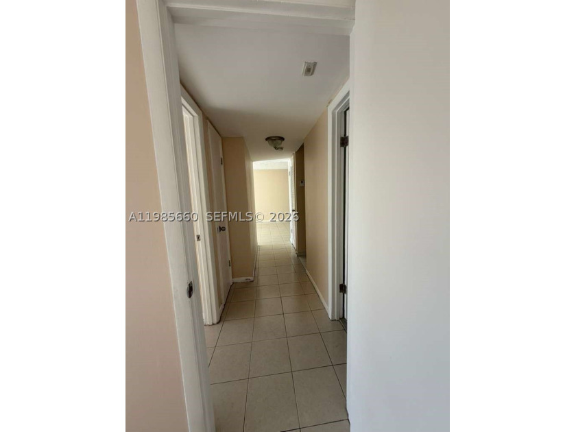 IDEAL FOR INVESTORS! Big apartment 1200 sqft. Currently occupied - photo 7