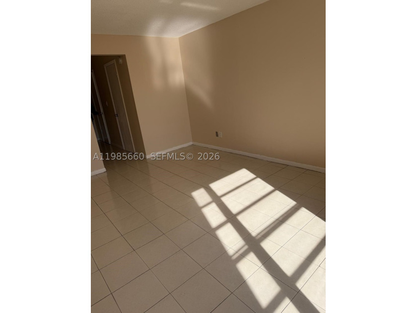 IDEAL FOR INVESTORS! Big apartment 1200 sqft. Currently occupied - photo 8