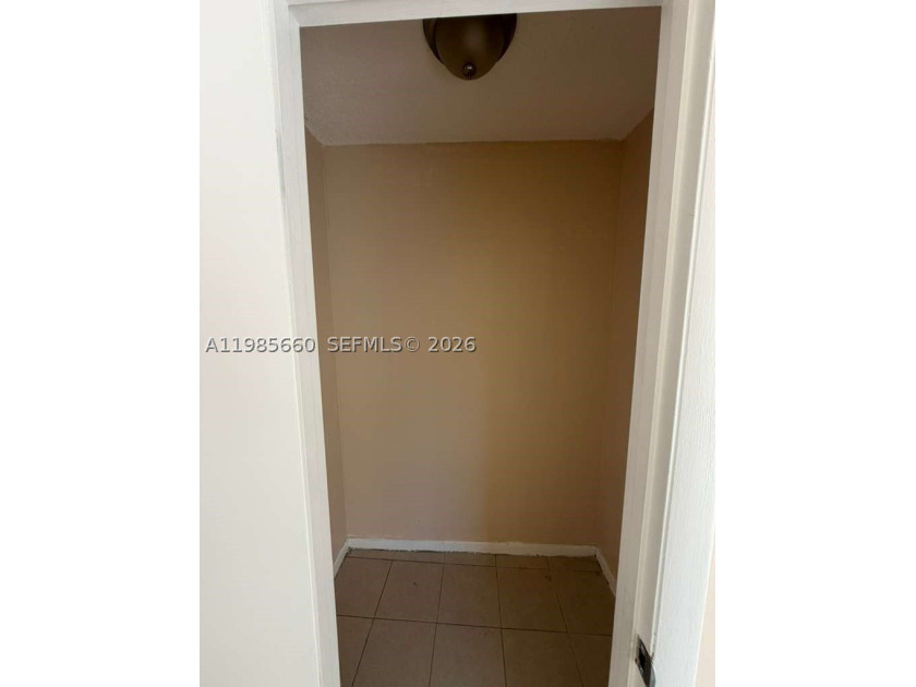 IDEAL FOR INVESTORS! Big apartment 1200 sqft. Currently occupied - photo 10