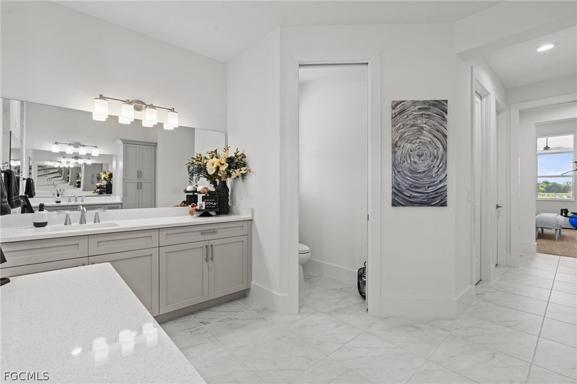 Wow, what a beautiful house! As you arrive, the home's curb - photo 15