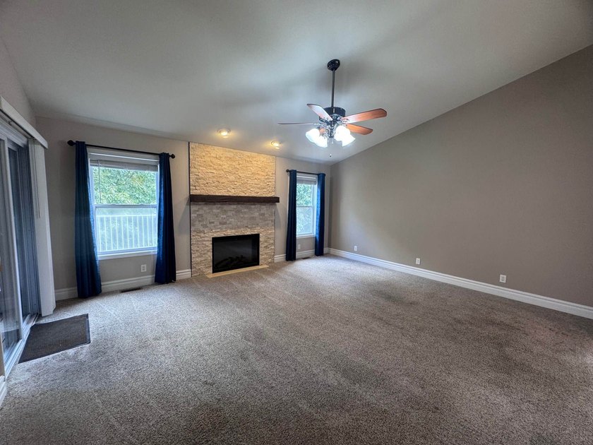 PRIME LOCATION IMPECCABLE CONDITION LAKE LIFE PERFECTION.Nestled - photo 2