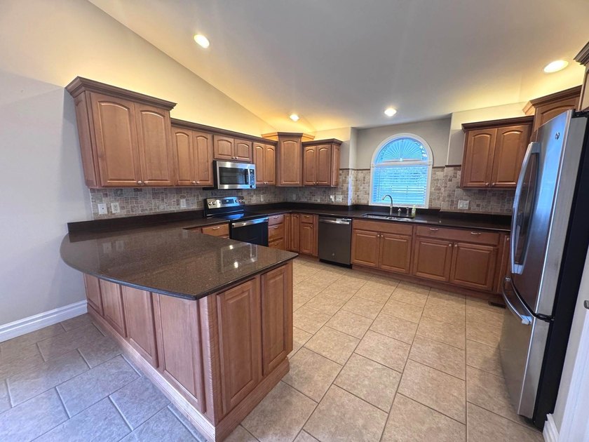 PRIME LOCATION IMPECCABLE CONDITION LAKE LIFE PERFECTION.Nestled - photo 5