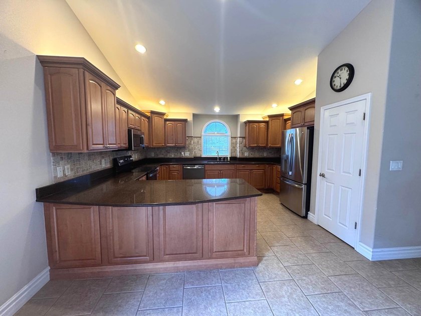 PRIME LOCATION IMPECCABLE CONDITION LAKE LIFE PERFECTION.Nestled - photo 7