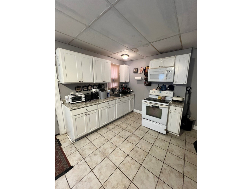 Excellent owner-occupant or investment opportunity! This duplex - photo 12