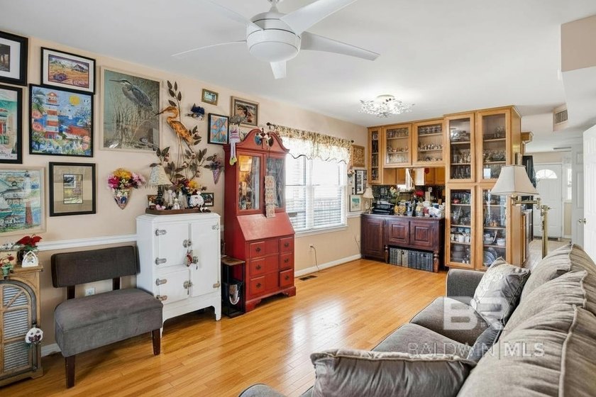 SELLER IS MOTIVATED! BRING ALL OFFERS!! This amazing newly - photo 15