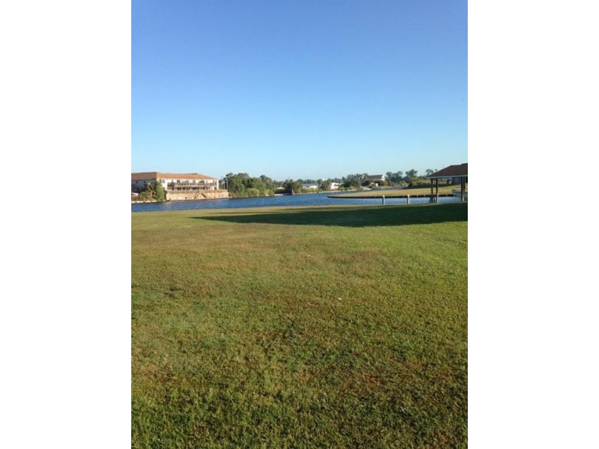 Navigable Waterfront Lot located on a quiet cul de sac in the - photo 4