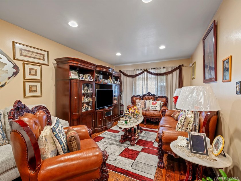 Welcome to this home 3/4/2 immaculate, clean move in condition - photo 5