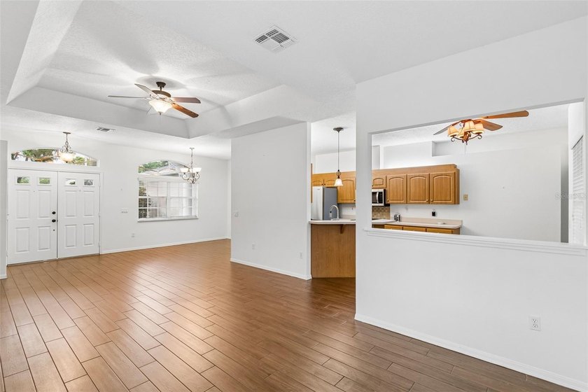 Florida paradise! Welcome home to this impeccably clean - photo 3