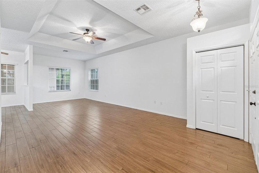 Florida paradise! Welcome home to this impeccably clean - photo 4