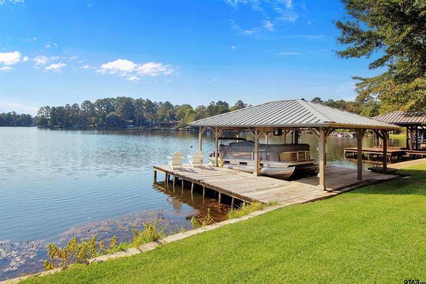This stunning 4-bedroom, custom built 3408 sq ft lake front home - photo 36